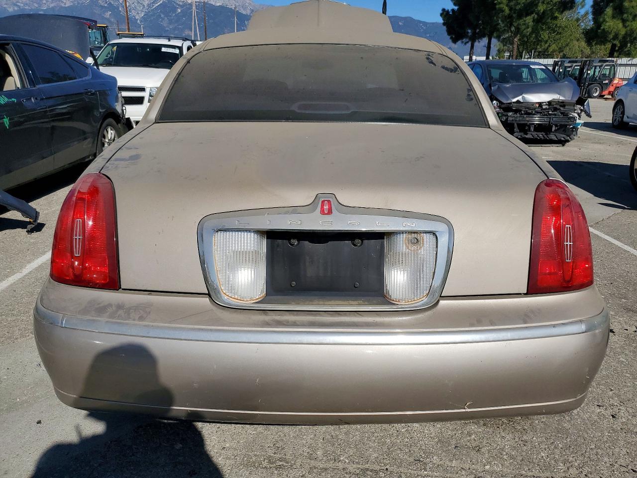 2000 Lincoln Town Car Executive - Фото 6