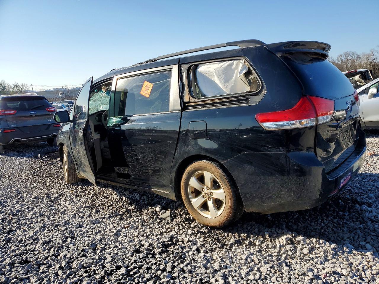 2011 Toyota Sienna Le 8-Passenger - Фото 2
