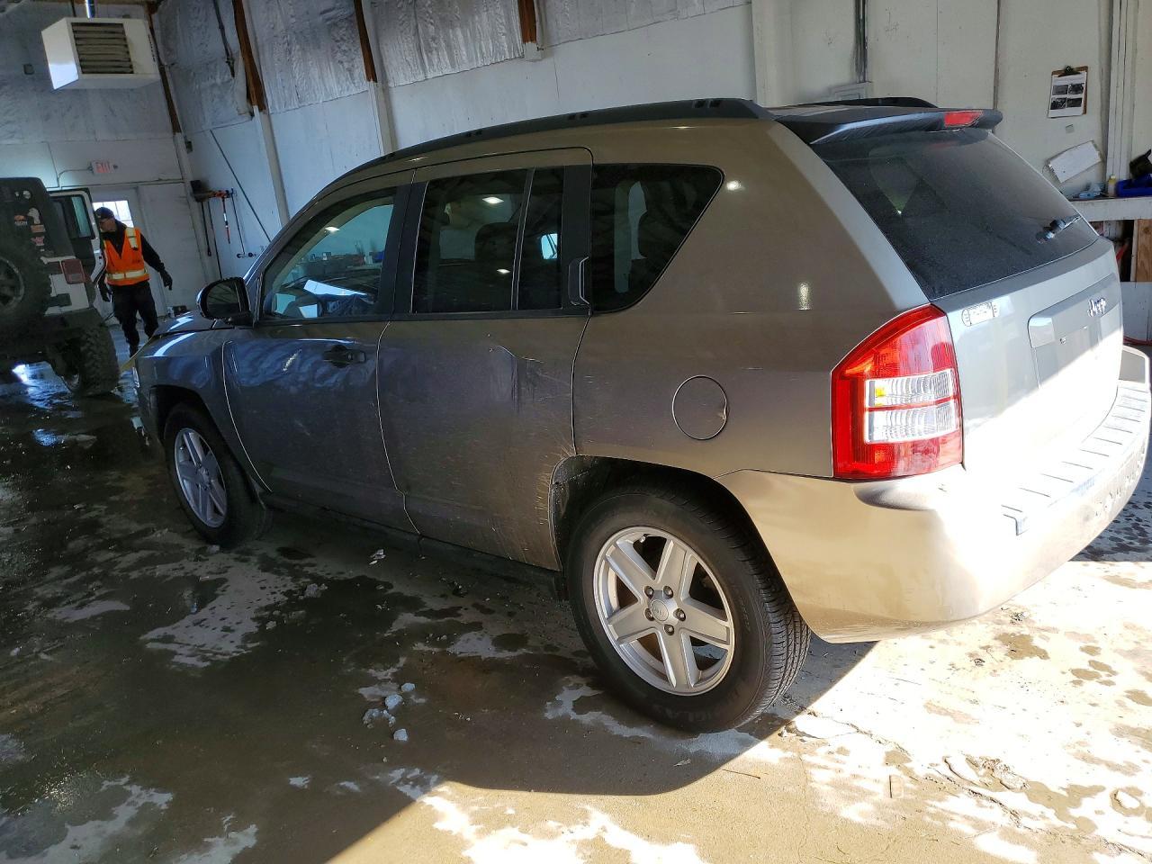 2010 Jeep Compass - Фото 2