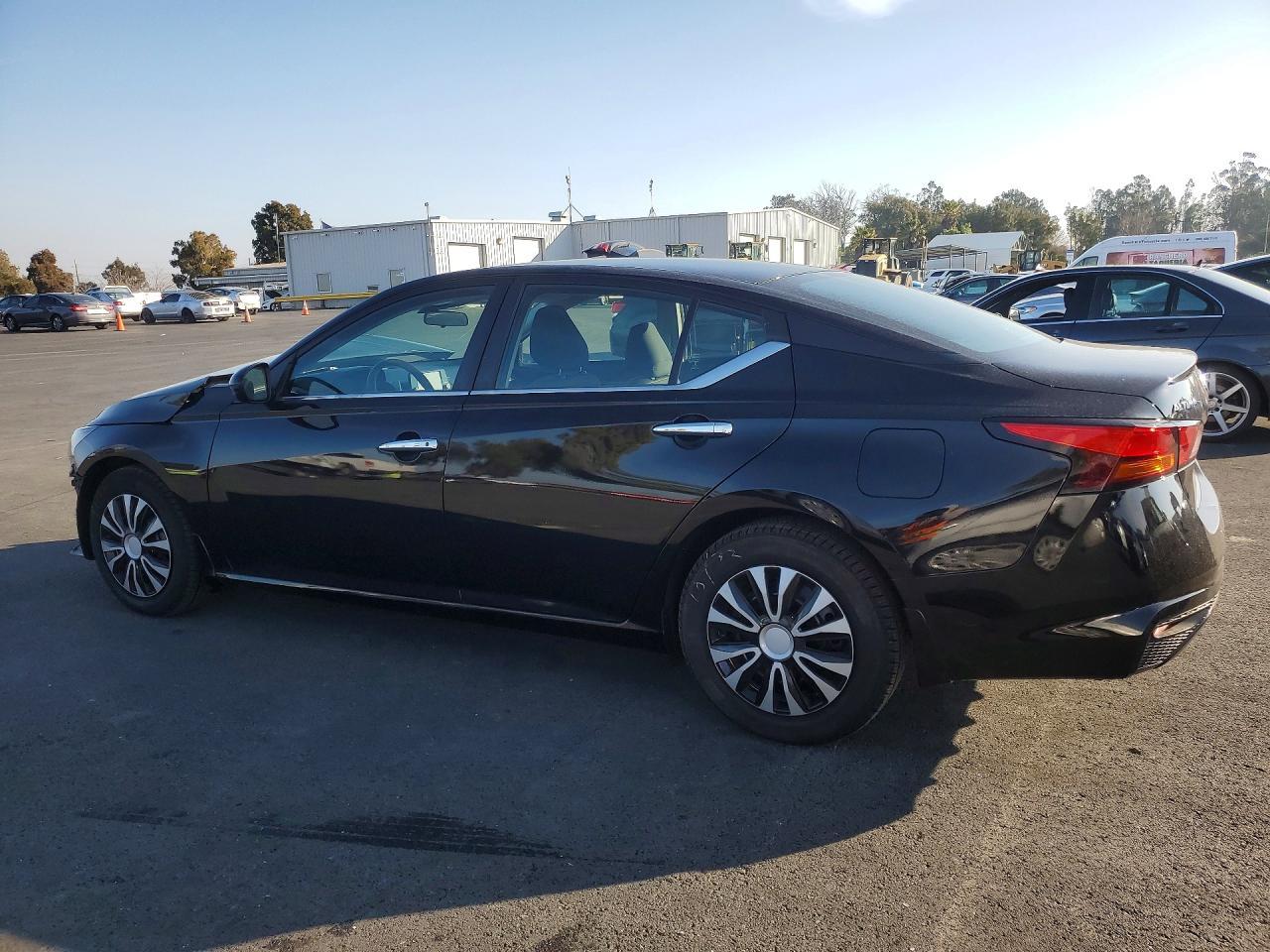 2022 Nissan Altima S - Image 2