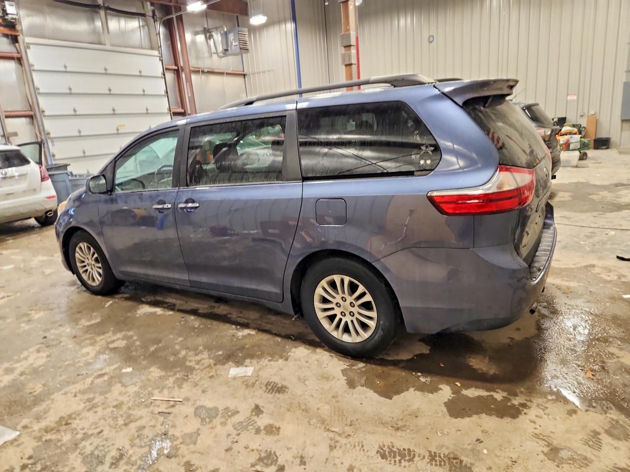 2015 Toyota Sienna Xle - Фото 2