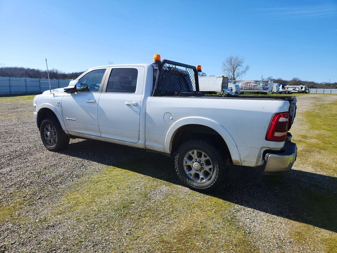 2021 Ram 3500 Laramie - Фото 2