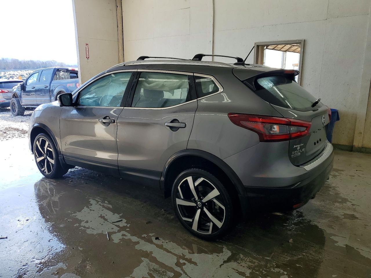 2022 Nissan Rogue Sport Sl - Image 2
