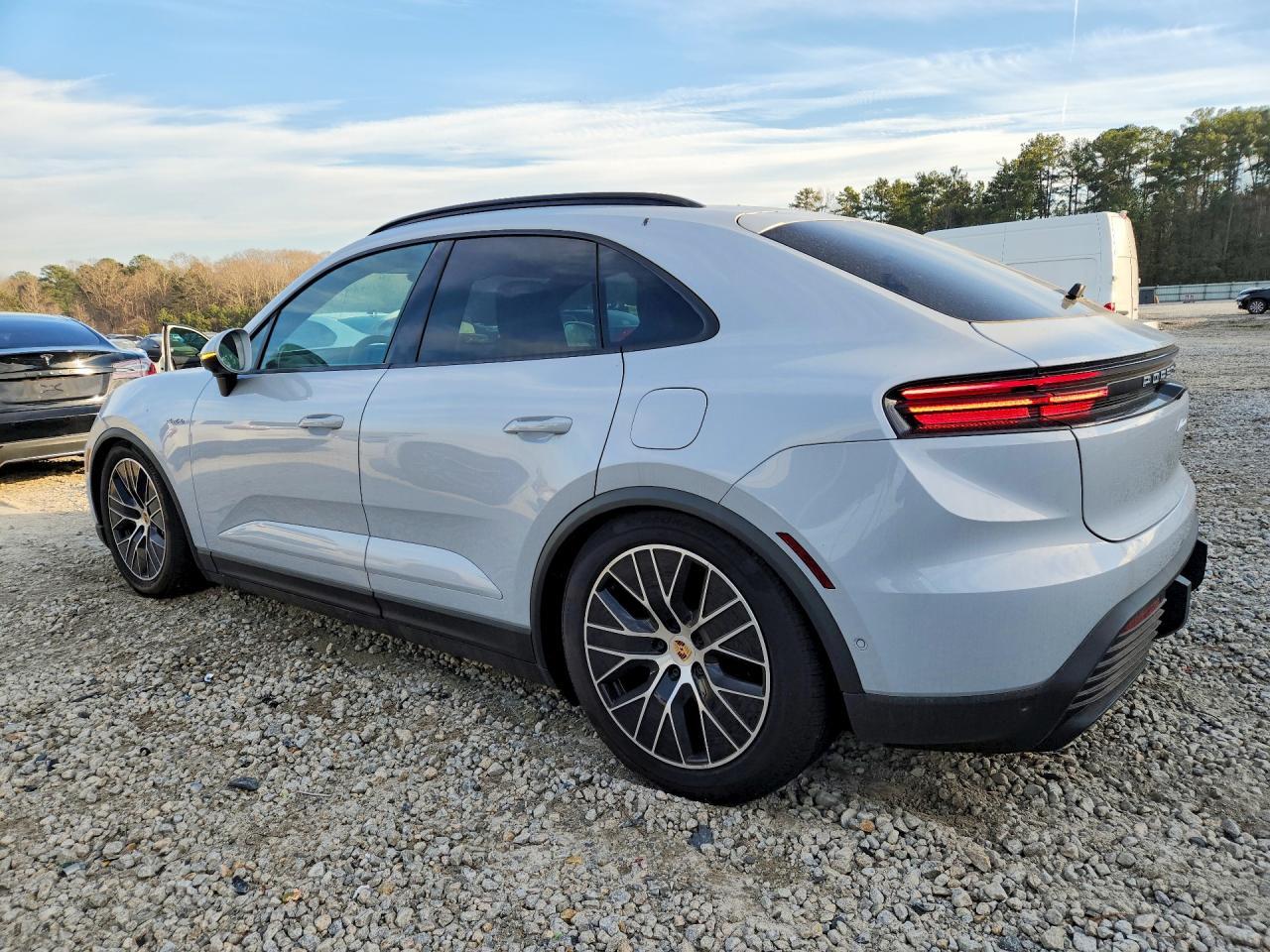 2025 Porsche Macan - Фото 2