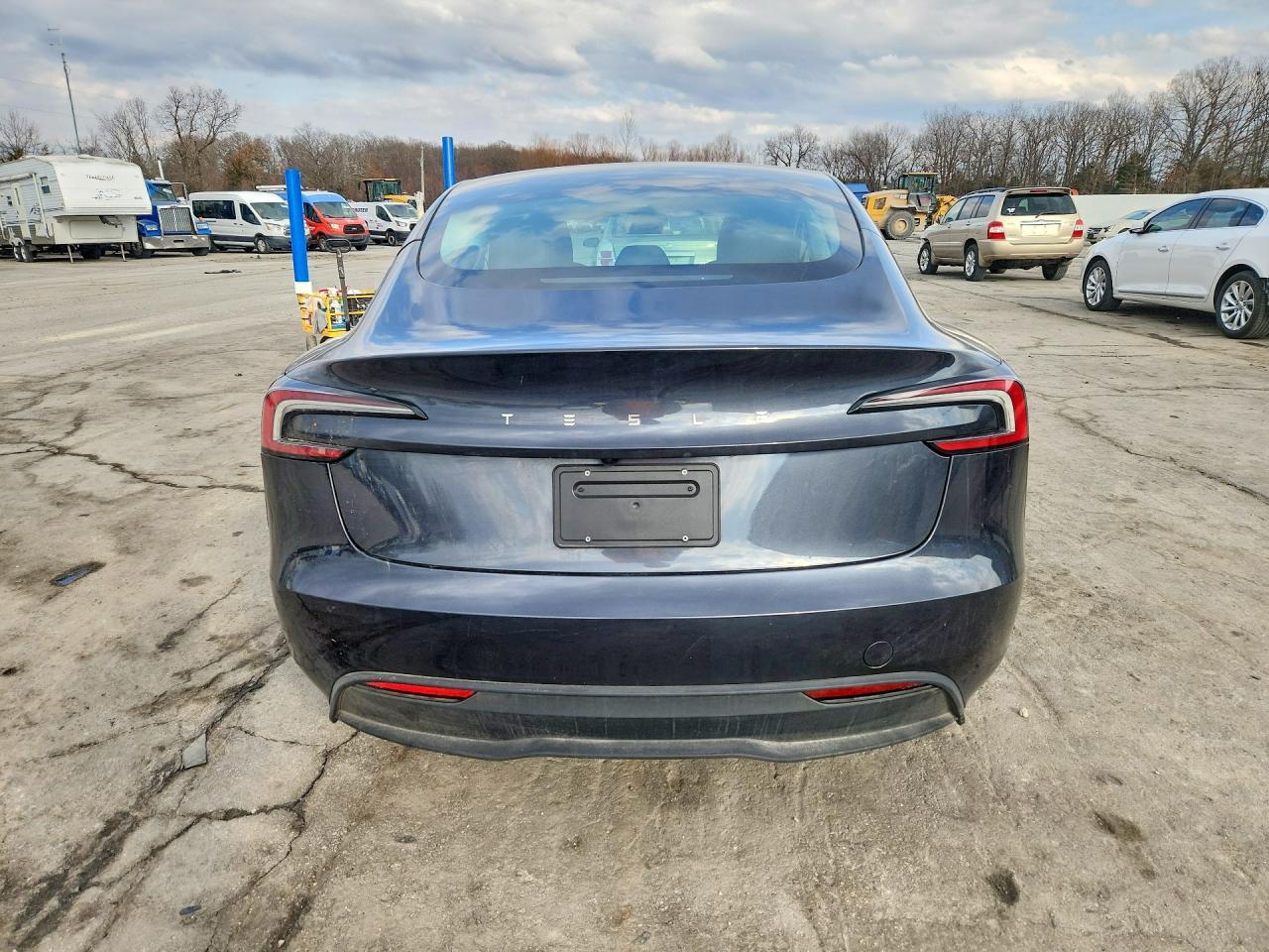 2025 Tesla Model 3 - Фото 6