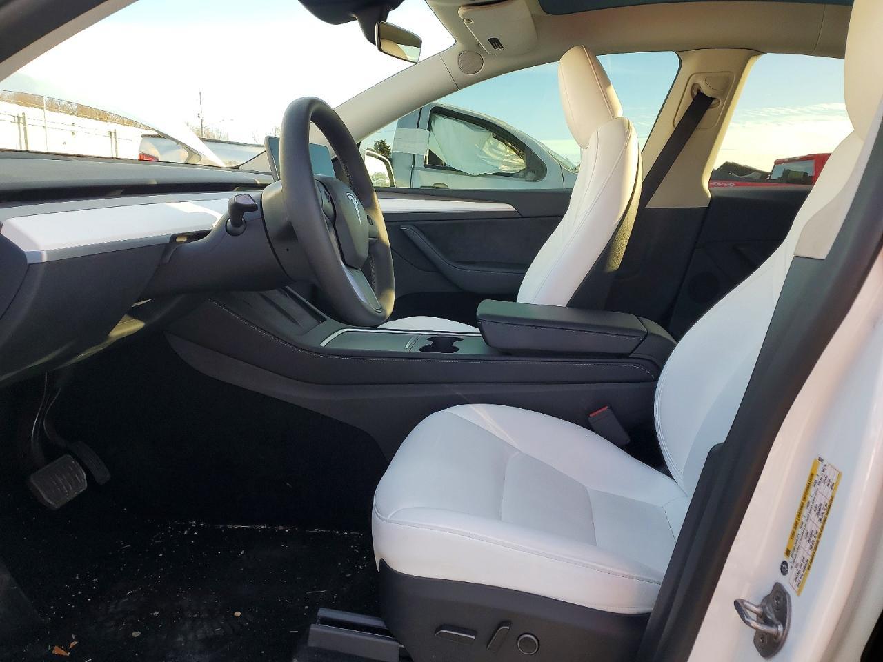 2025 Tesla Model Y - Фото 7