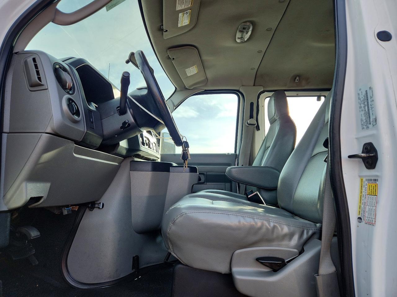 2009 Ford Econoline E350 Super Duty Wagon - Image 7