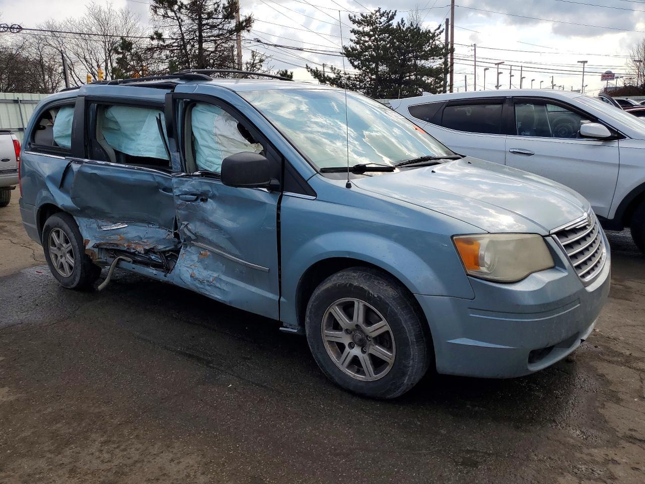 2009 Chrysler Town & Country Touring - Image 4