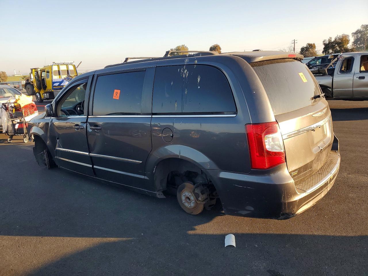2015 Chrysler Town & Country Touring - Image 2