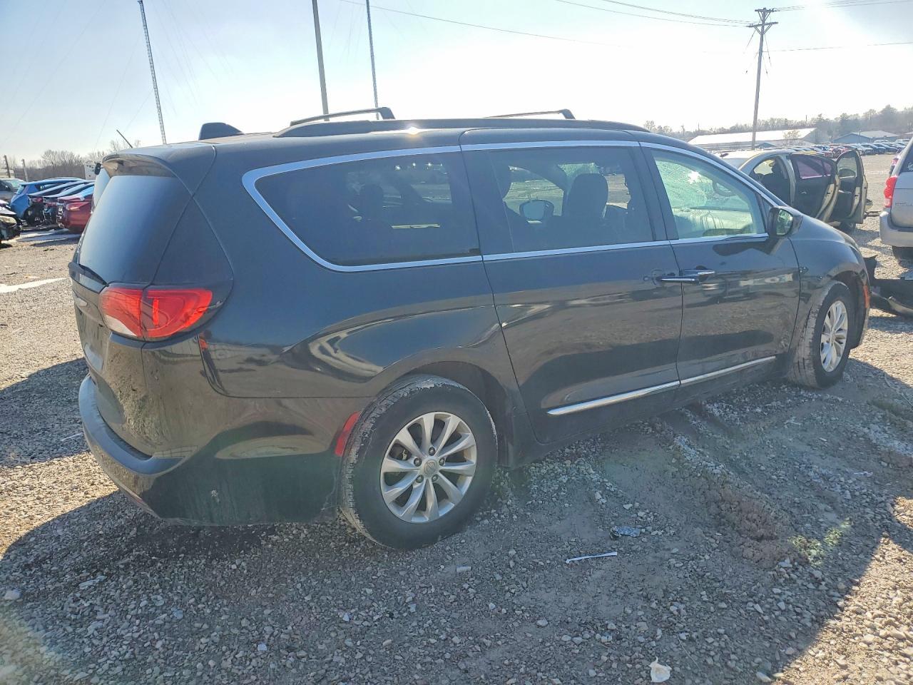 2017 Chrysler Pacifica Touring L - Фото 3