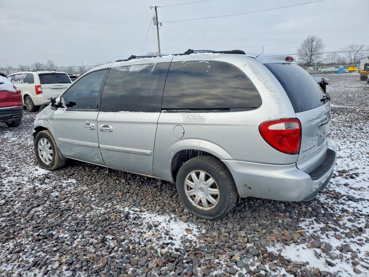 2005 Chrysler Town & Country Touring - Image 2