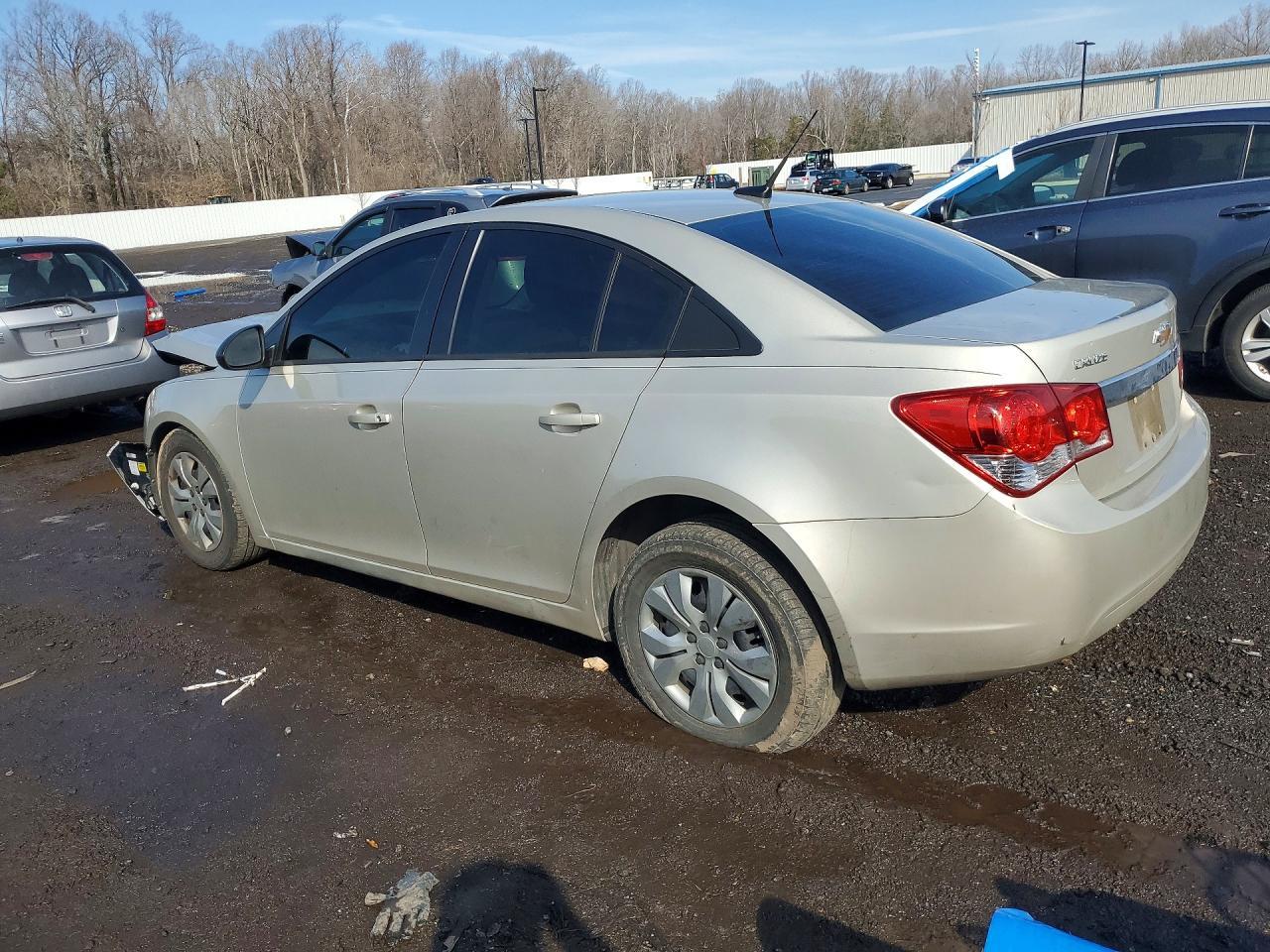 2014 Chevrolet Cruze Ls - Image 2