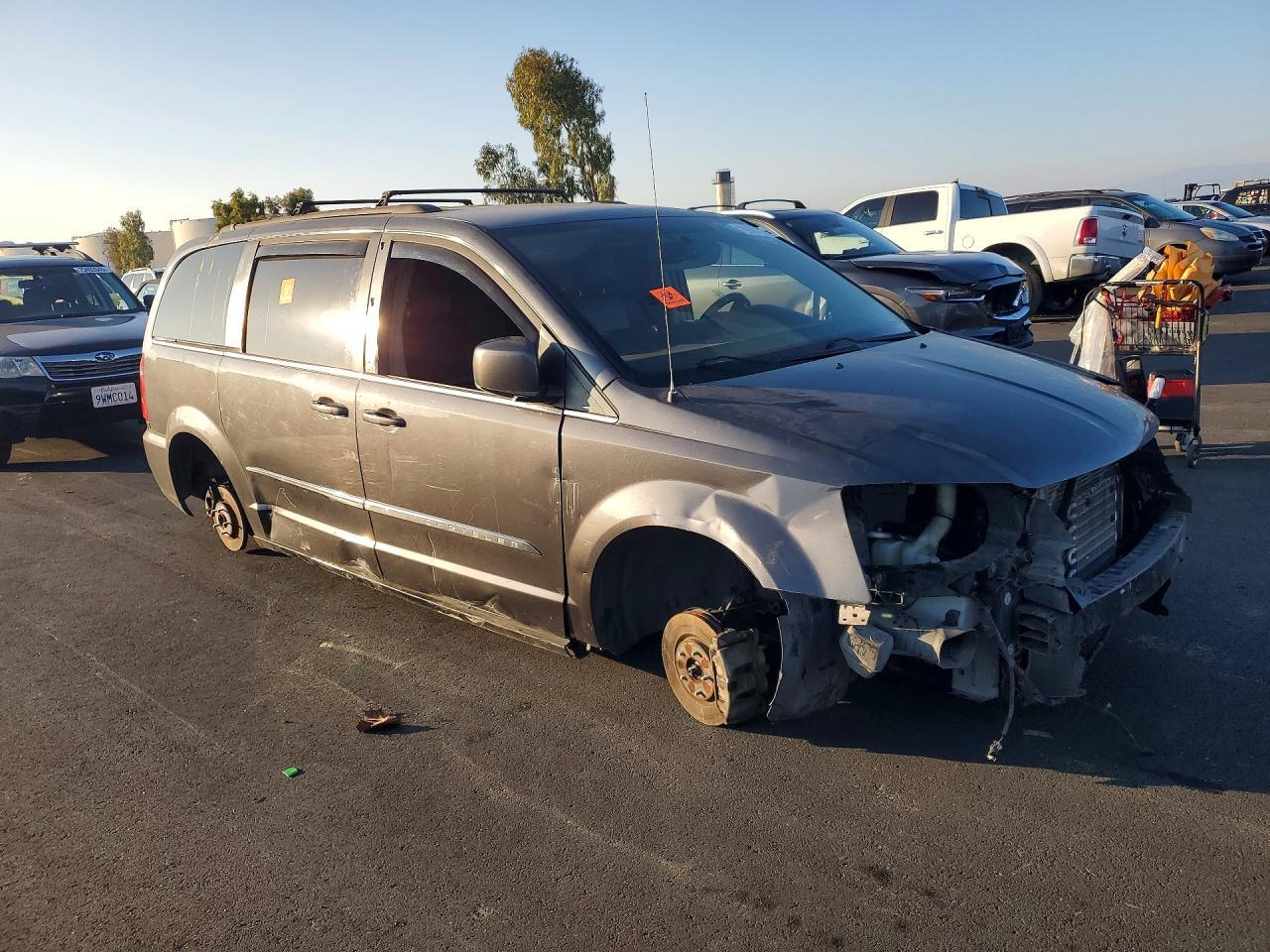 2015 Chrysler Town & Country Touring - Image 4
