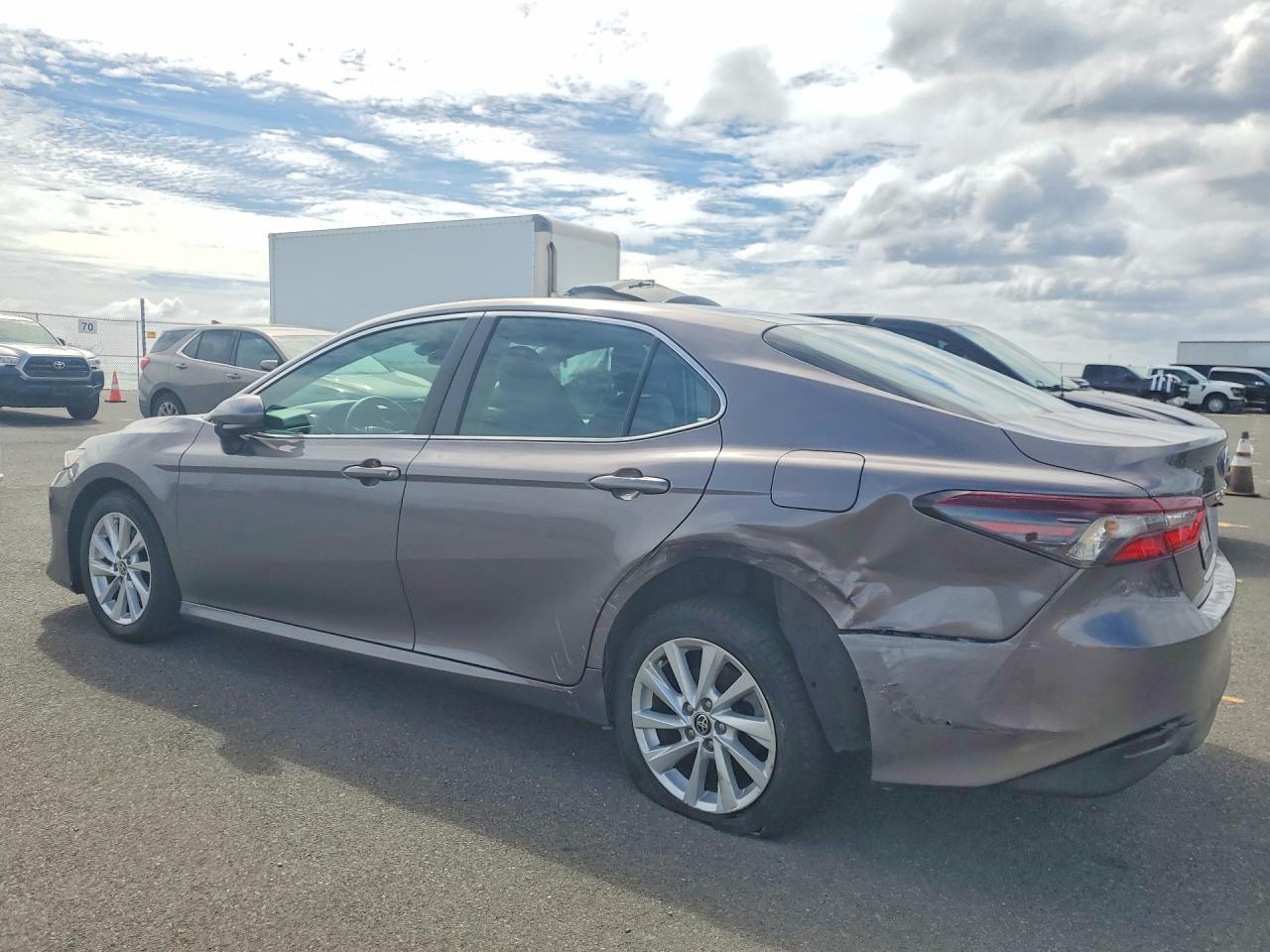 2022 Toyota Camry Le - Фото 2