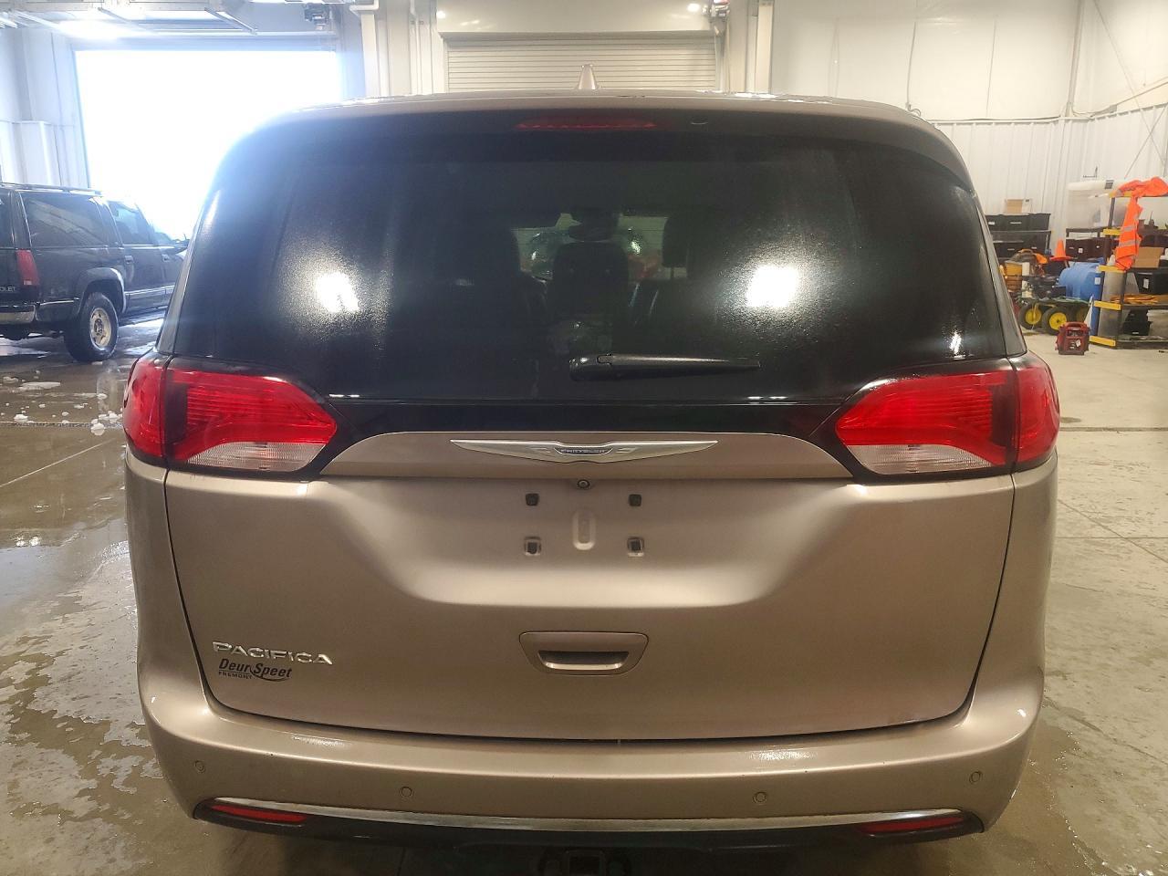2017 Chrysler Pacifica Touring L Plus - Фото 6