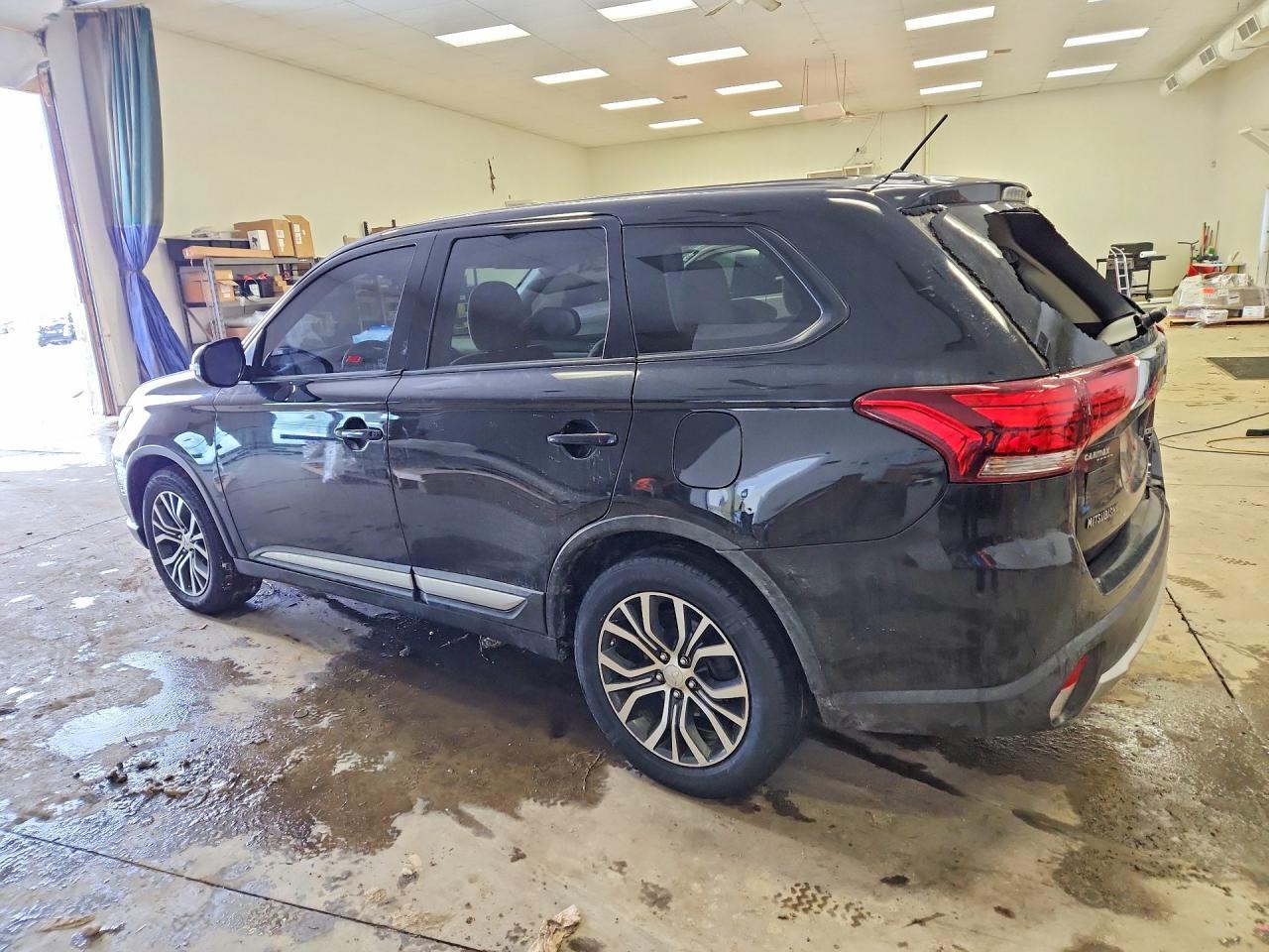 2016 Mitsubishi Outlander Se - Image 2
