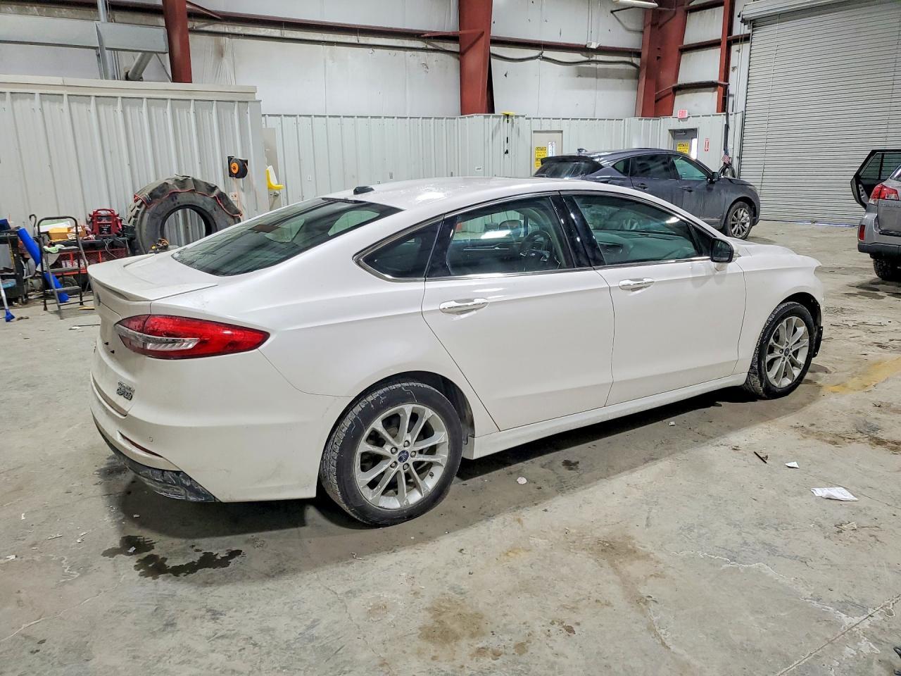 2019 Ford Fusion Titanium - Фото 3