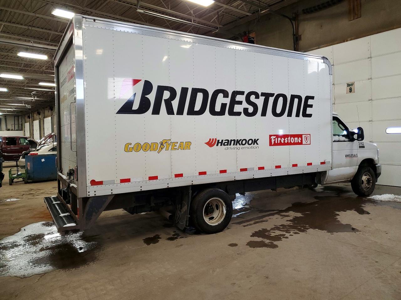 2022 Ford Econoline E450 Super Duty Cutaway Van - Image 3