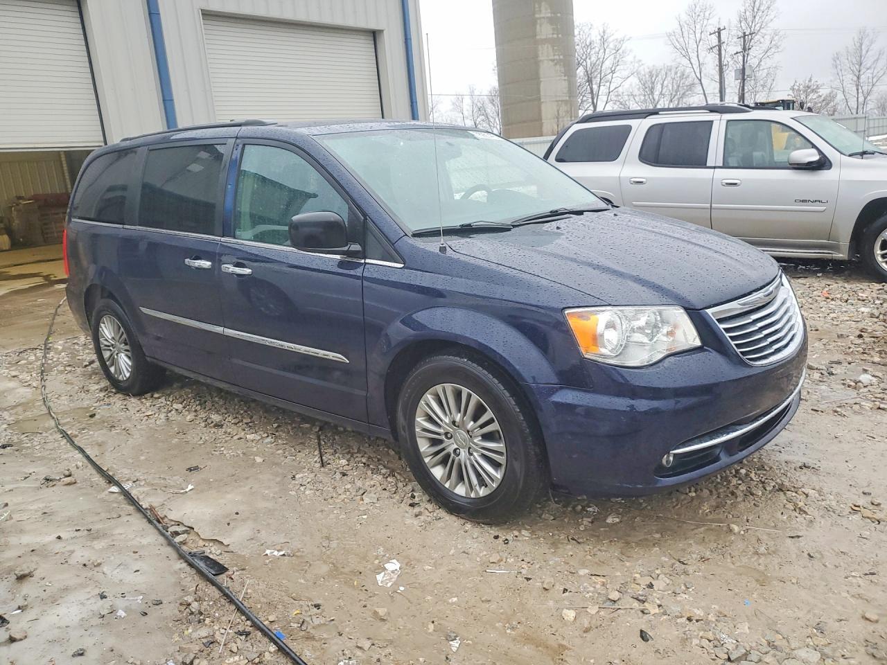 2016 Chrysler Town & Country Touring L - Фото 4