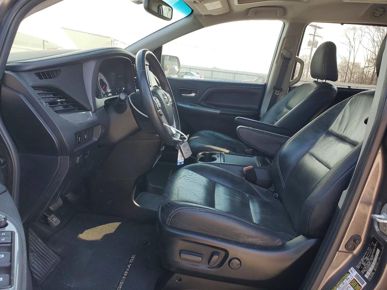 2017 Toyota Sienna Se - Image 7