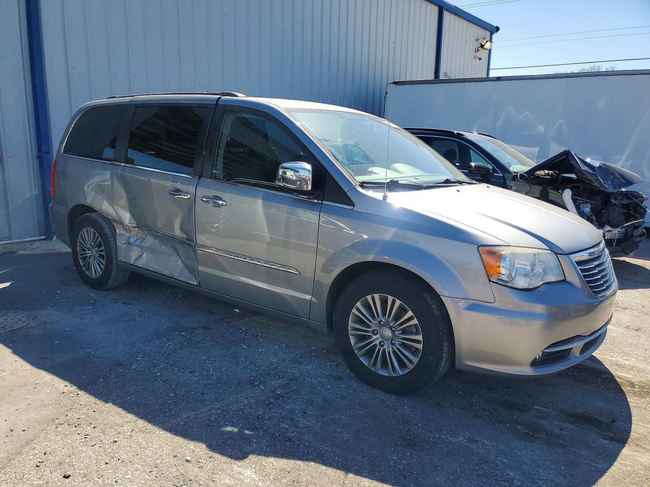 2014 Chrysler Town & Country Touring L - Image 4