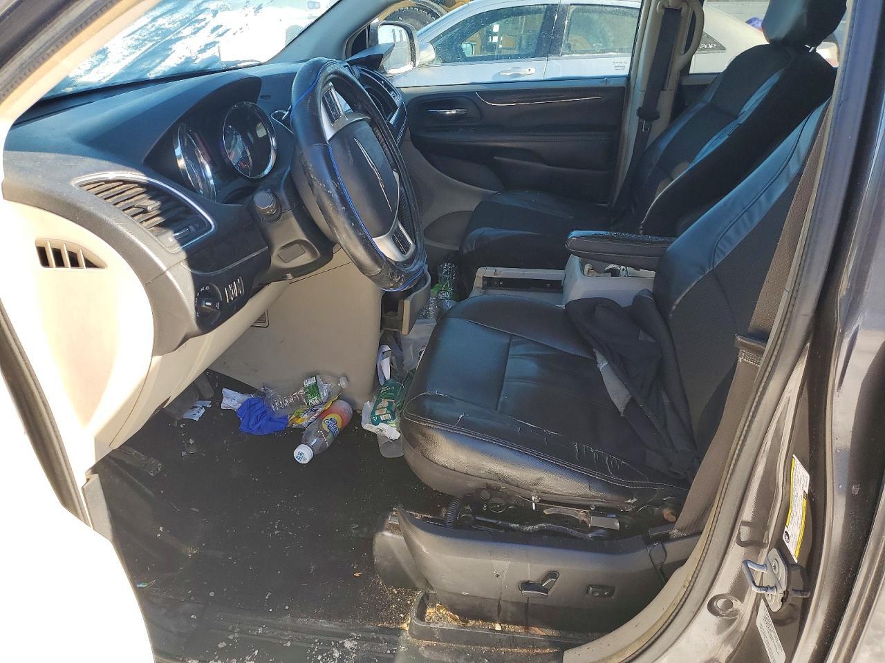 2016 Chrysler Town And C - Фото 7