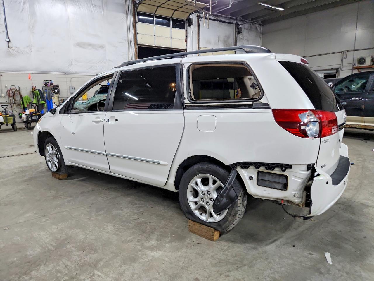 2004 Toyota Sienna Xle Limited 7 Passenger - Image 2
