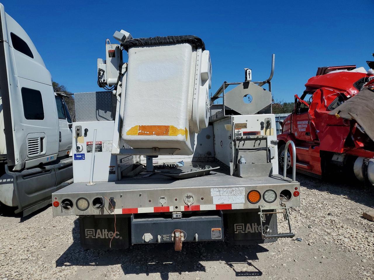 2015 Ford F450 Super Duty Bucket Truck - Image 6