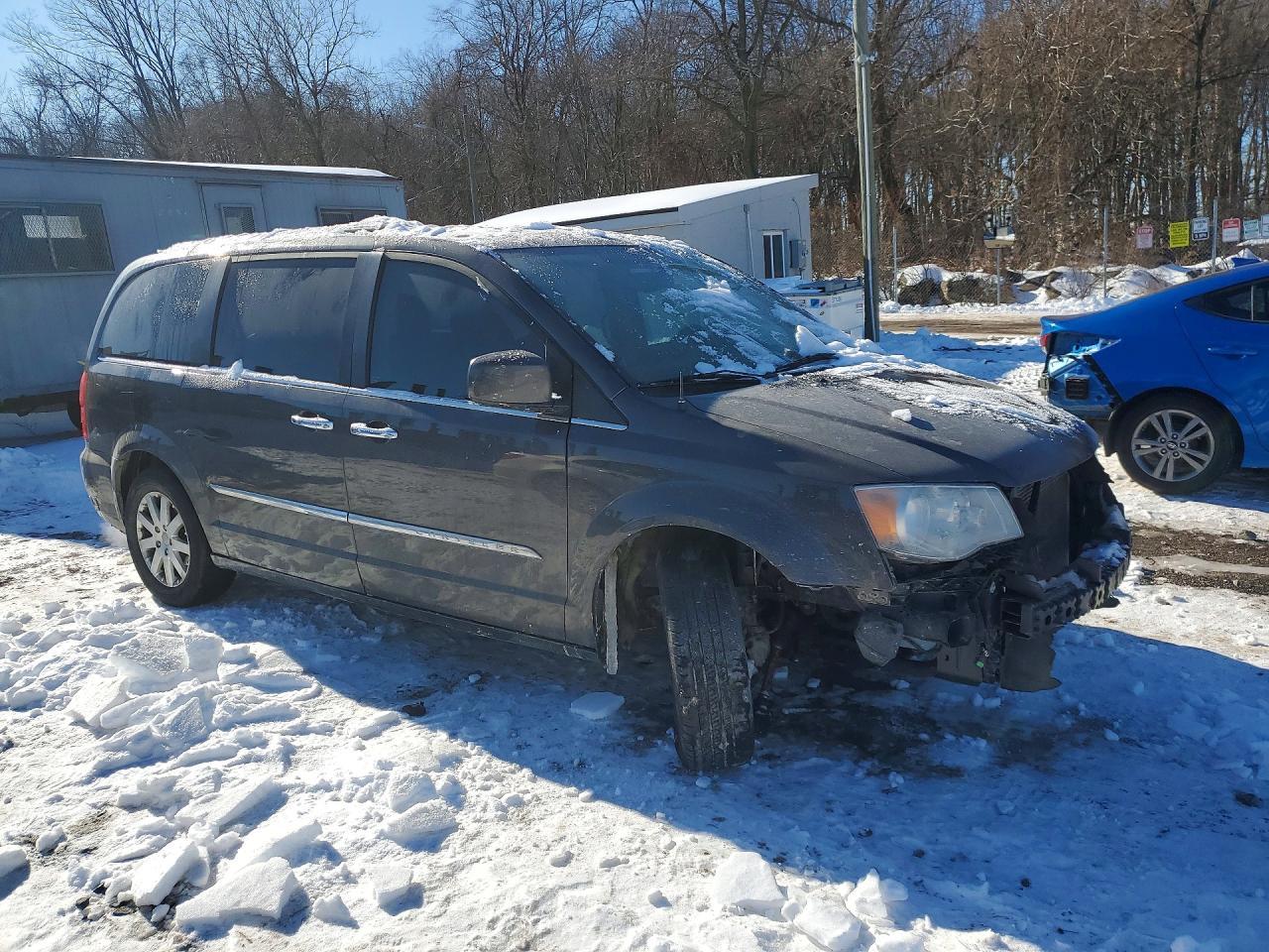 2016 Chrysler Town And C - Фото 4