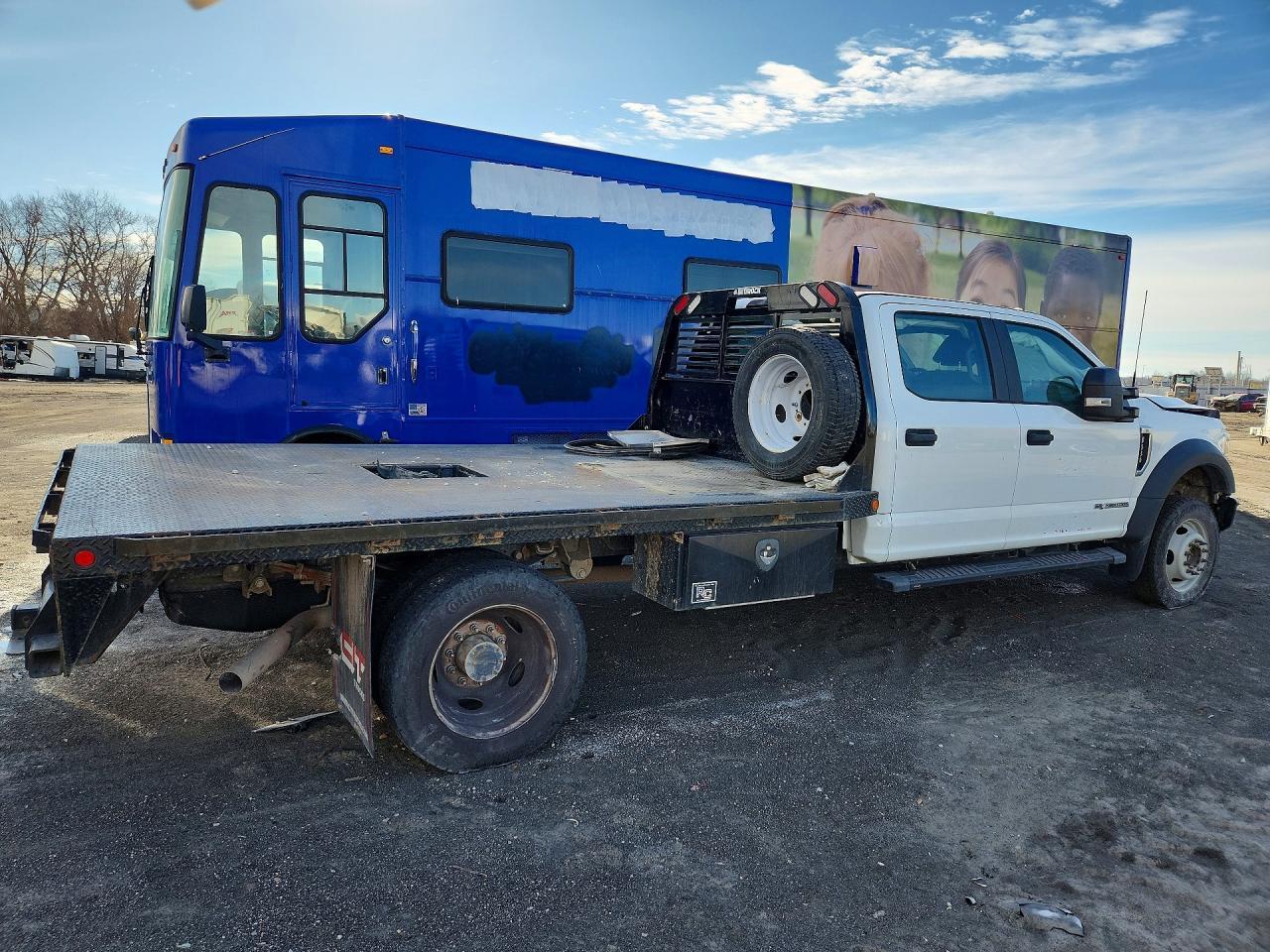 2022 Ford F550 Super Duty Flatbed Truck - Фото 3