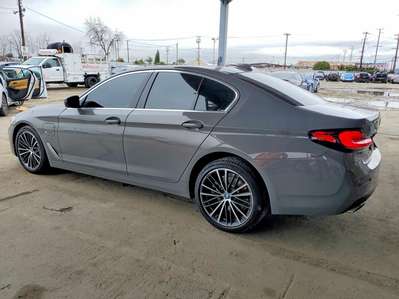 2022 BMW 530E - Фото 2
