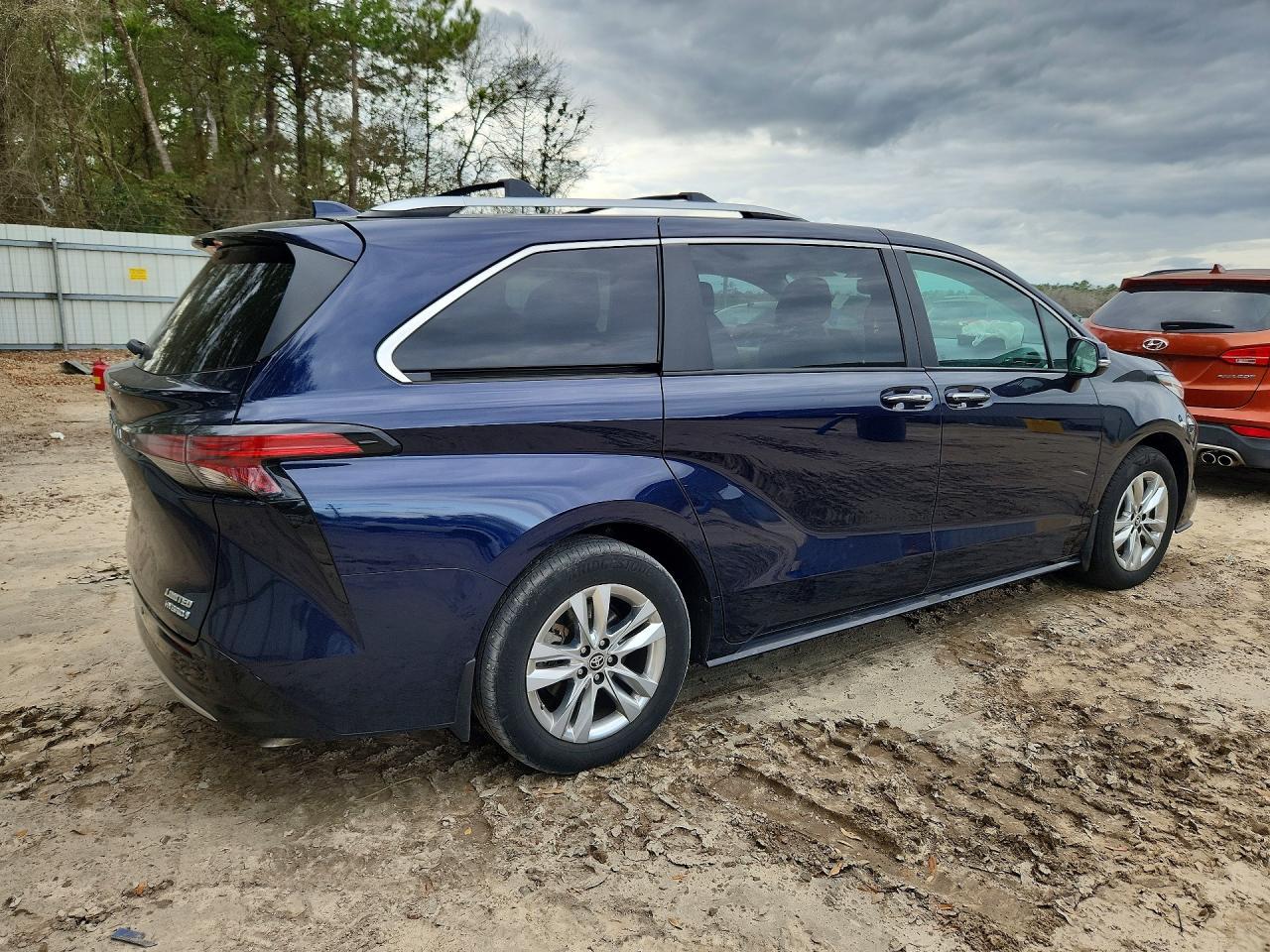 2024 Toyota Sienna Limited 7-Passenger - Фото 3