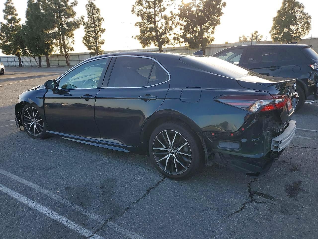 2021 Toyota Camry Se - Фото 2