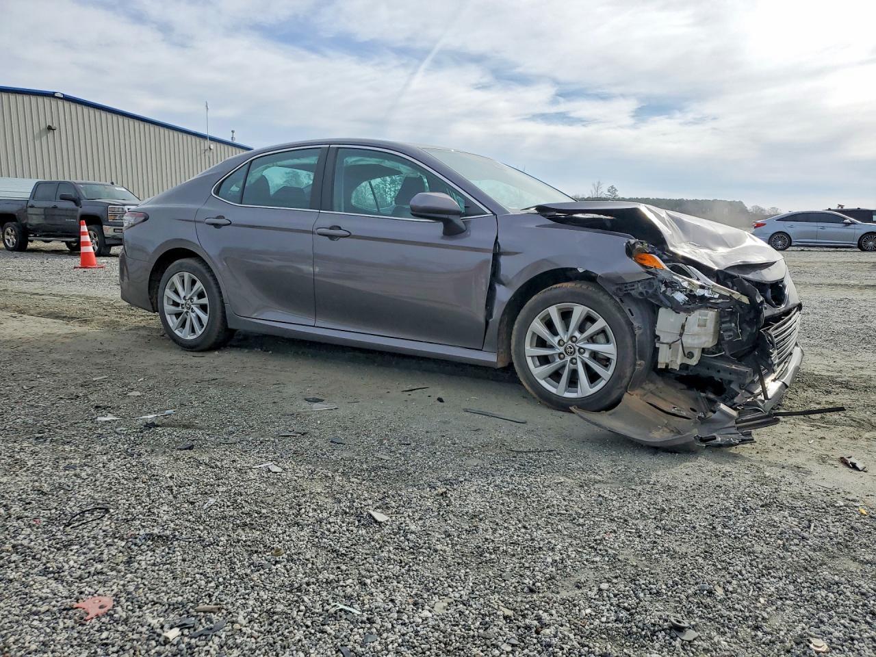 2021 Toyota Camry Le - Фото 4