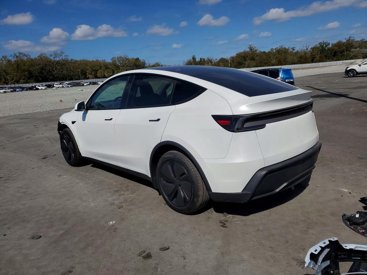 2026 Tesla Model Y - Фото 2