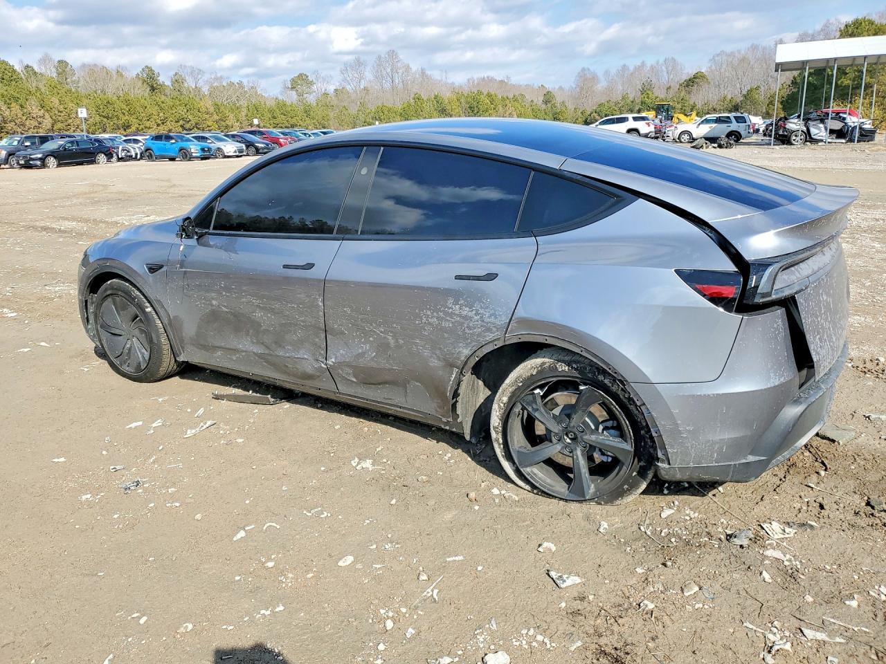2026 Tesla Model Y - Фото 2