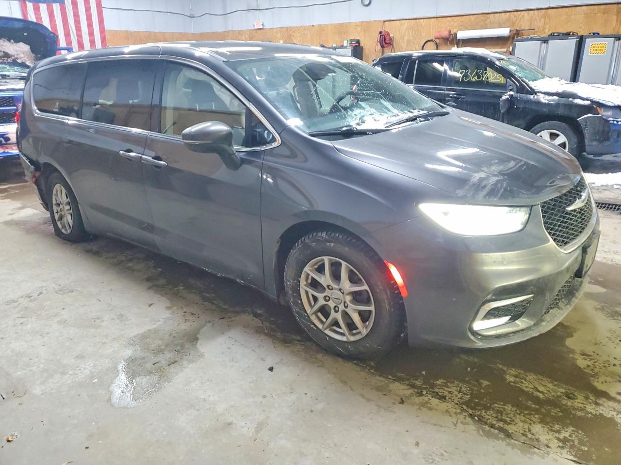 2023 Chrysler Pacifica Touring L - Фото 4