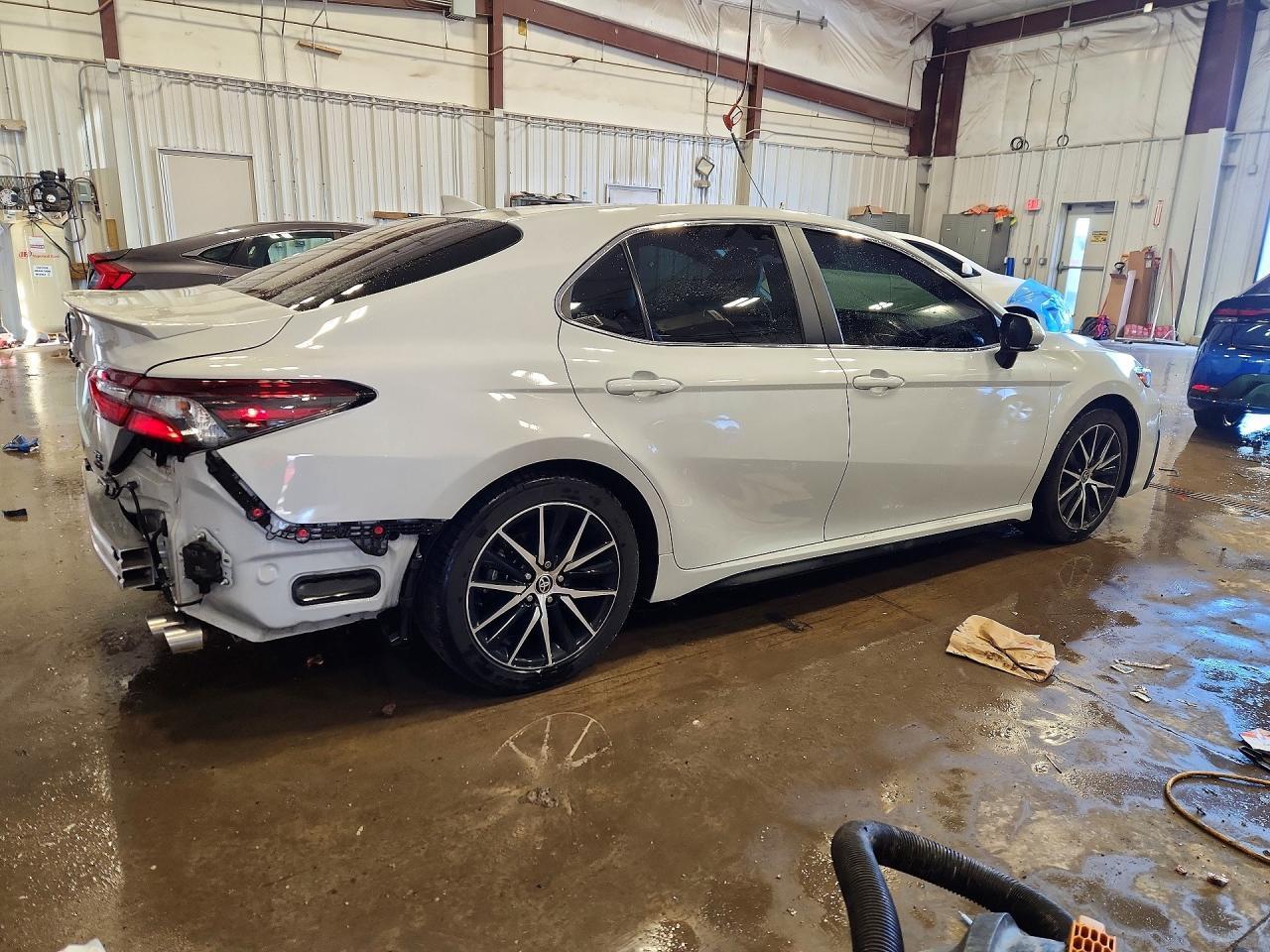 2022 Toyota Camry Se - Image 3