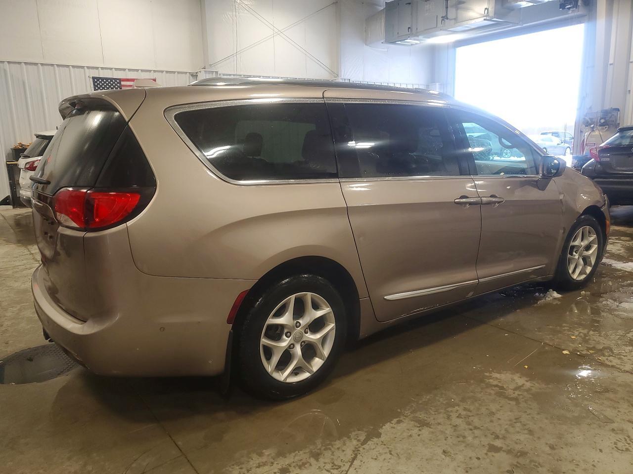 2017 Chrysler Pacifica Touring L Plus - Фото 3