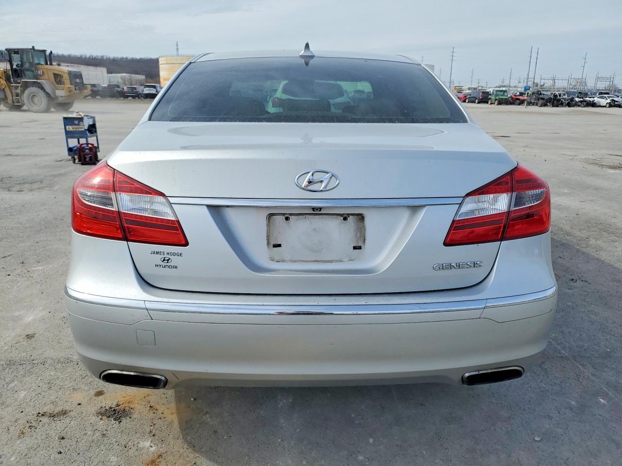2013 Hyundai Genesis 3.8L - Фото 6