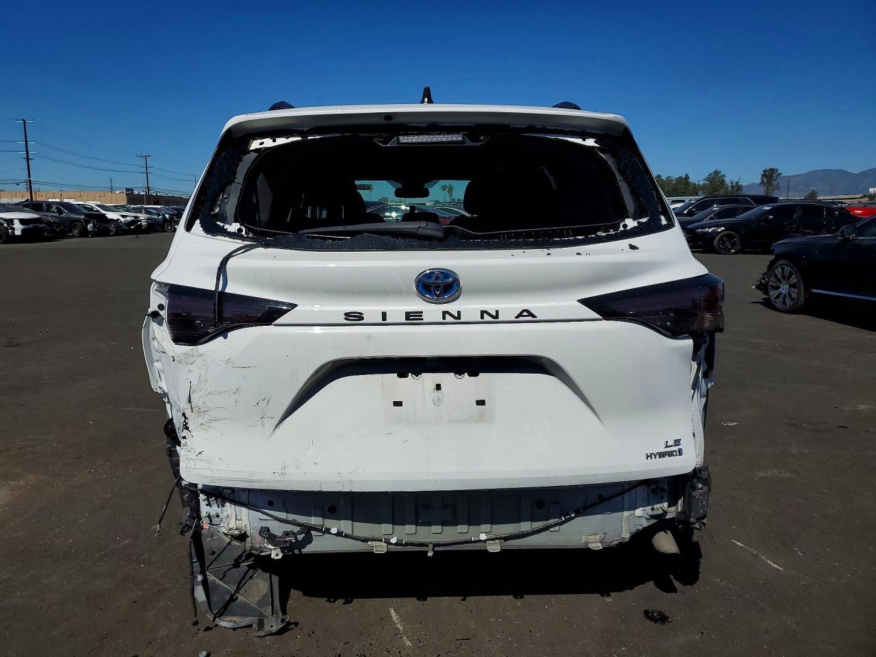 2023 Toyota Sienna Le 8-Passenger - Image 6