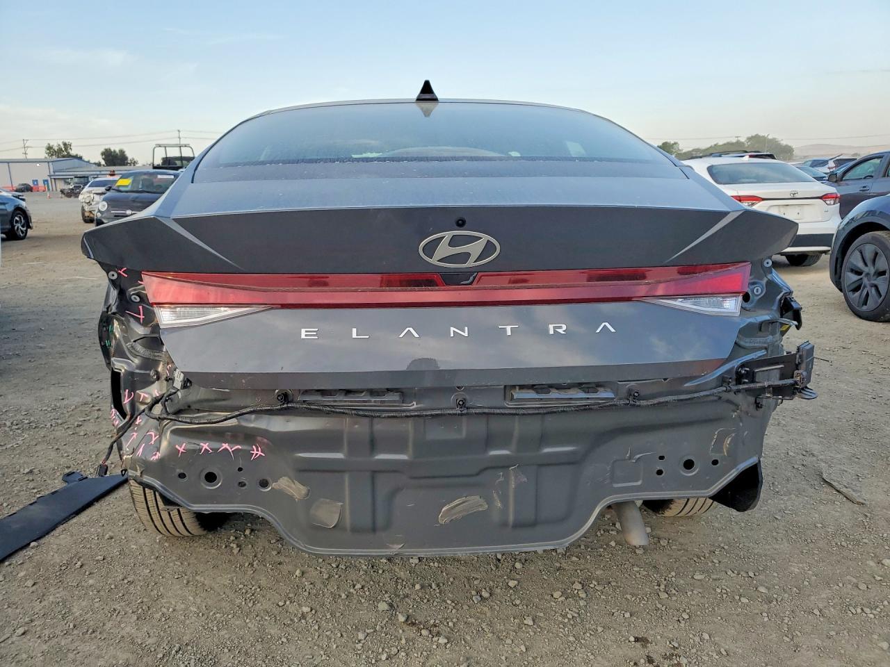 2025 Hyundai Elantra Se - Фото 6