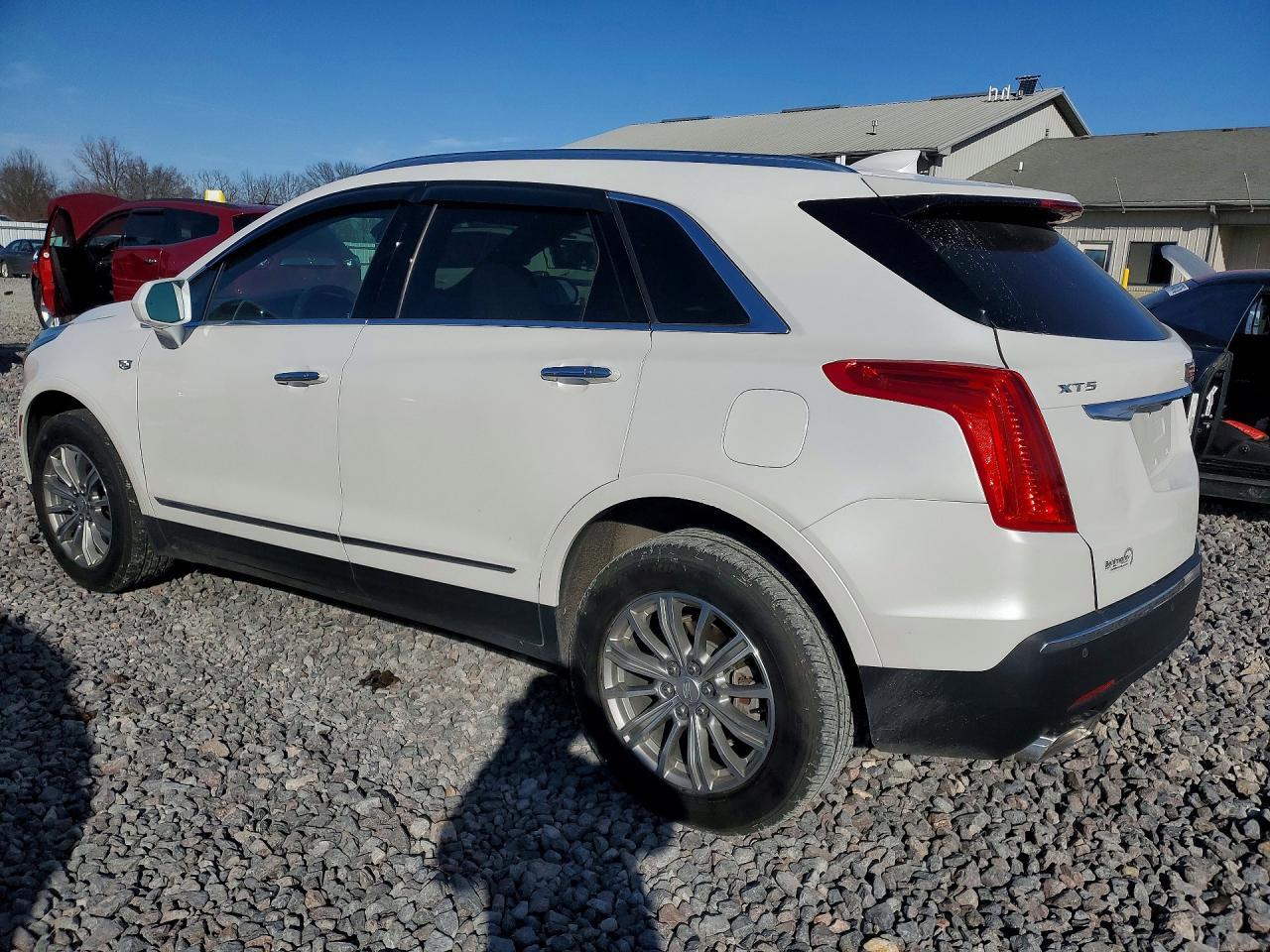 2017 Cadillac Xt5 Luxury - Image 2