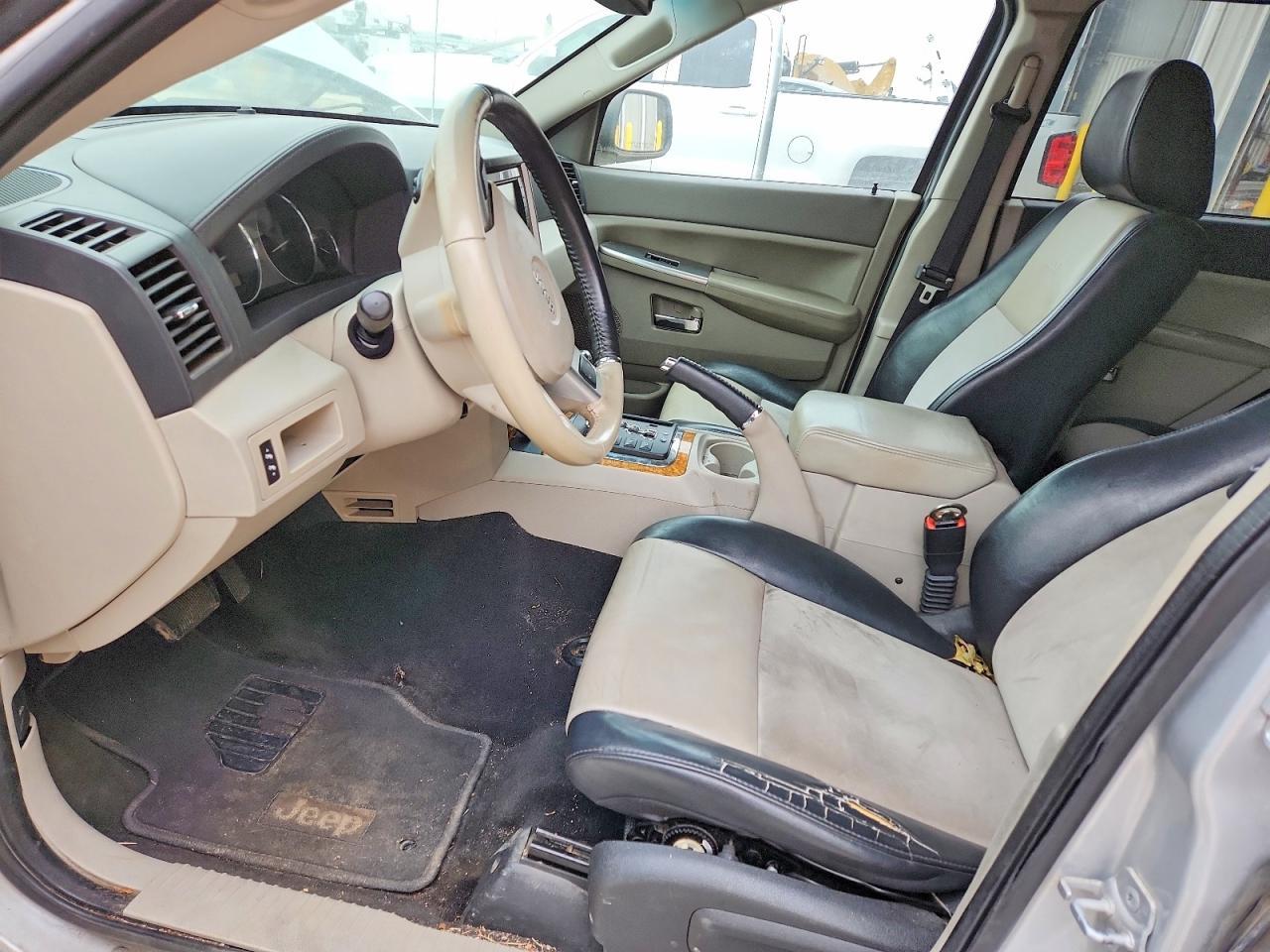 2010 Jeep Grand Cherokee Laredo - Image 7