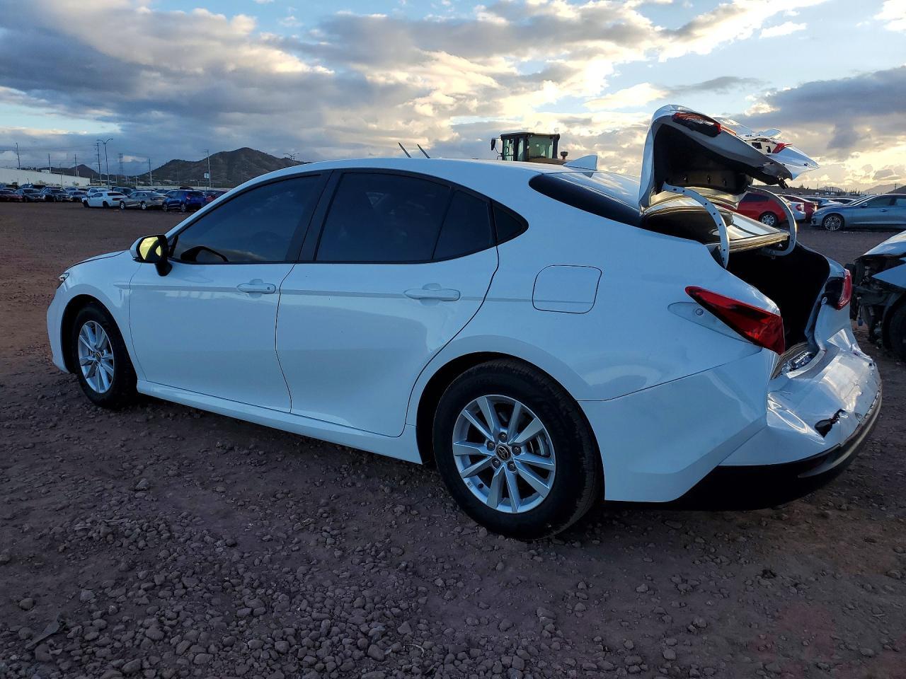 2025 Toyota Camry - Фото 2