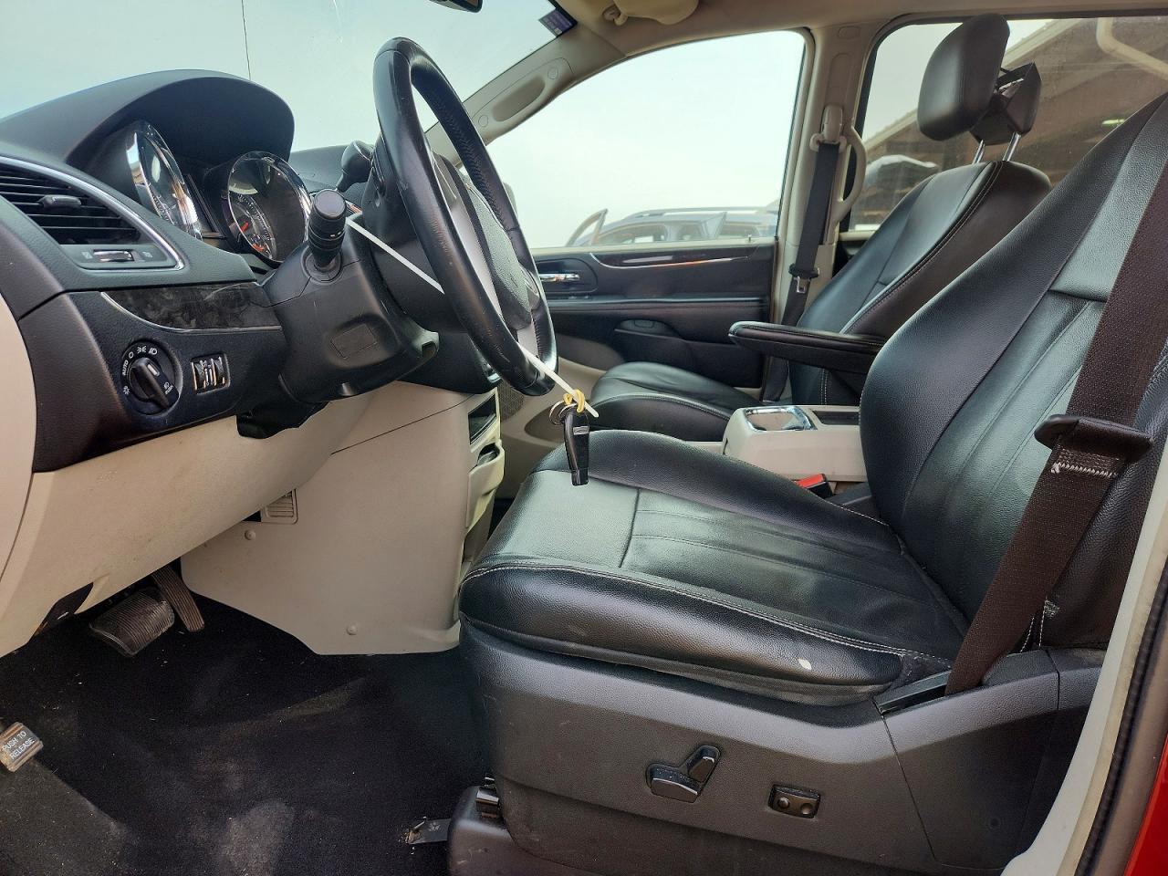 2015 Chrysler Town & Country Touring - Image 7