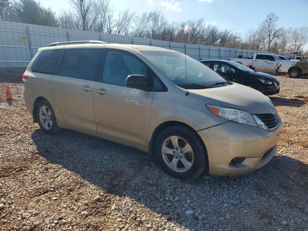 2011 Toyota Sienna Le - Image 4