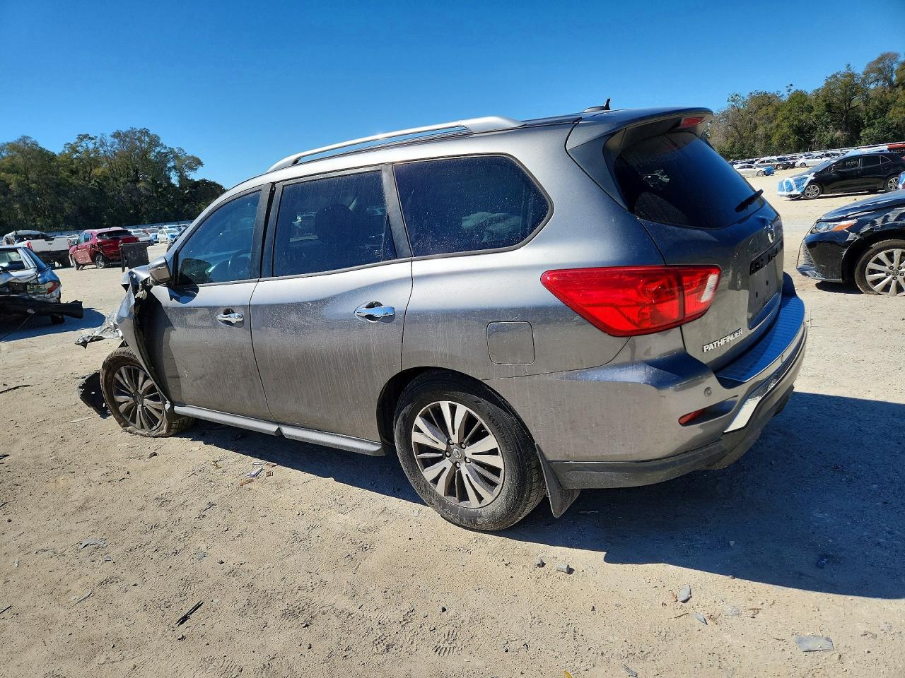 2017 Nissan Pathfinder Sv - Image 2