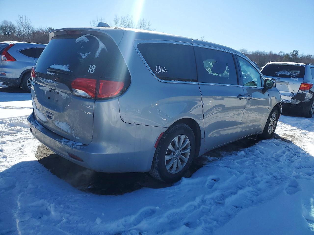 2017 Chrysler Pacifica Touring - Фото 3