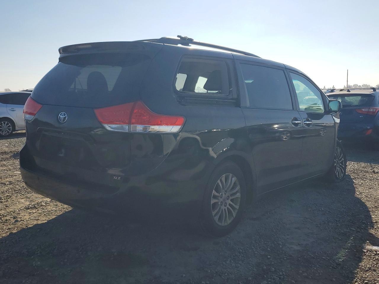 2011 Toyota Sienna Xle - Фото 3